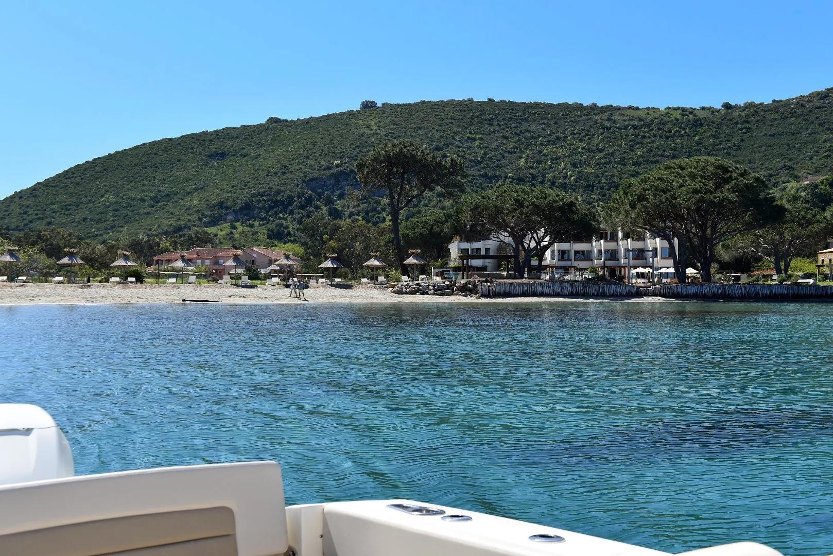 Balade en bateau depuis notre hôtel La Roya à Saint-Florent