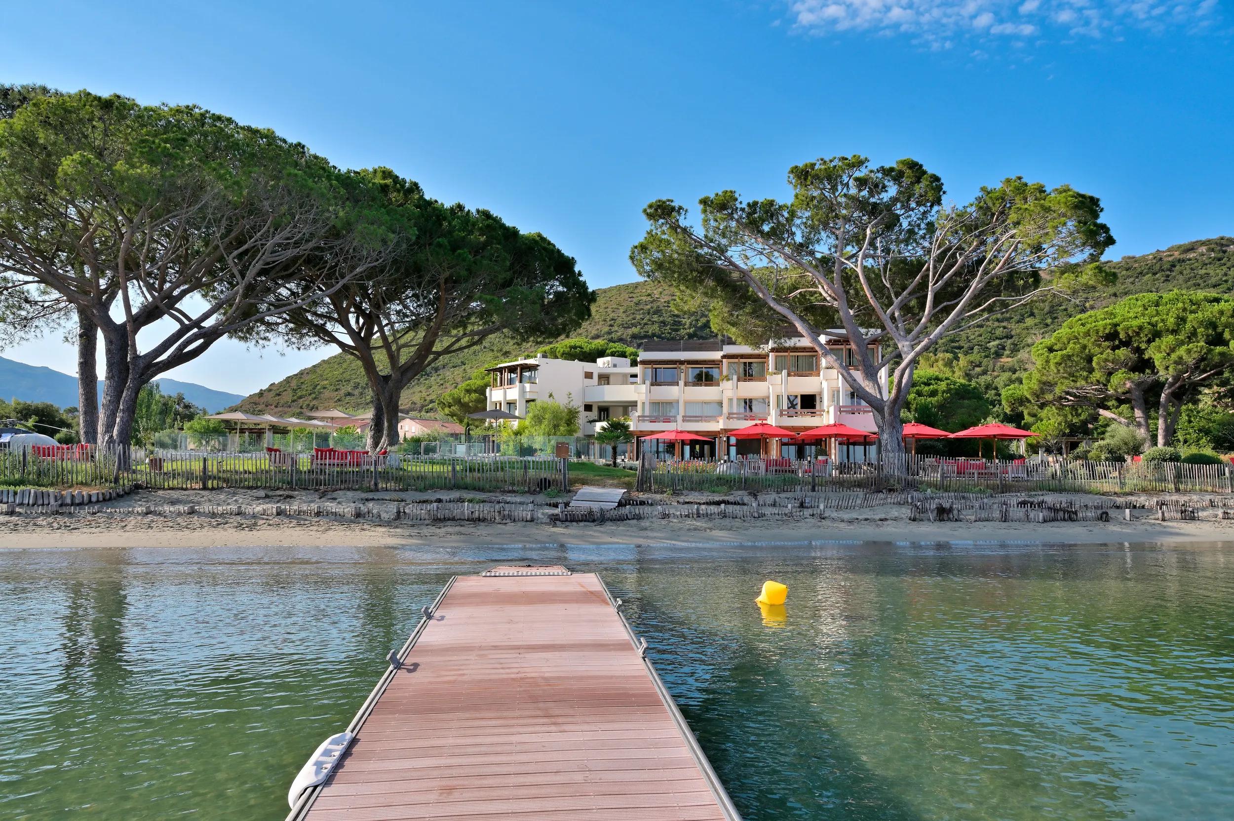 Hôtel les pieds dans l'eau et plage privative dans notre hôtel de luxe à Saint-Florent