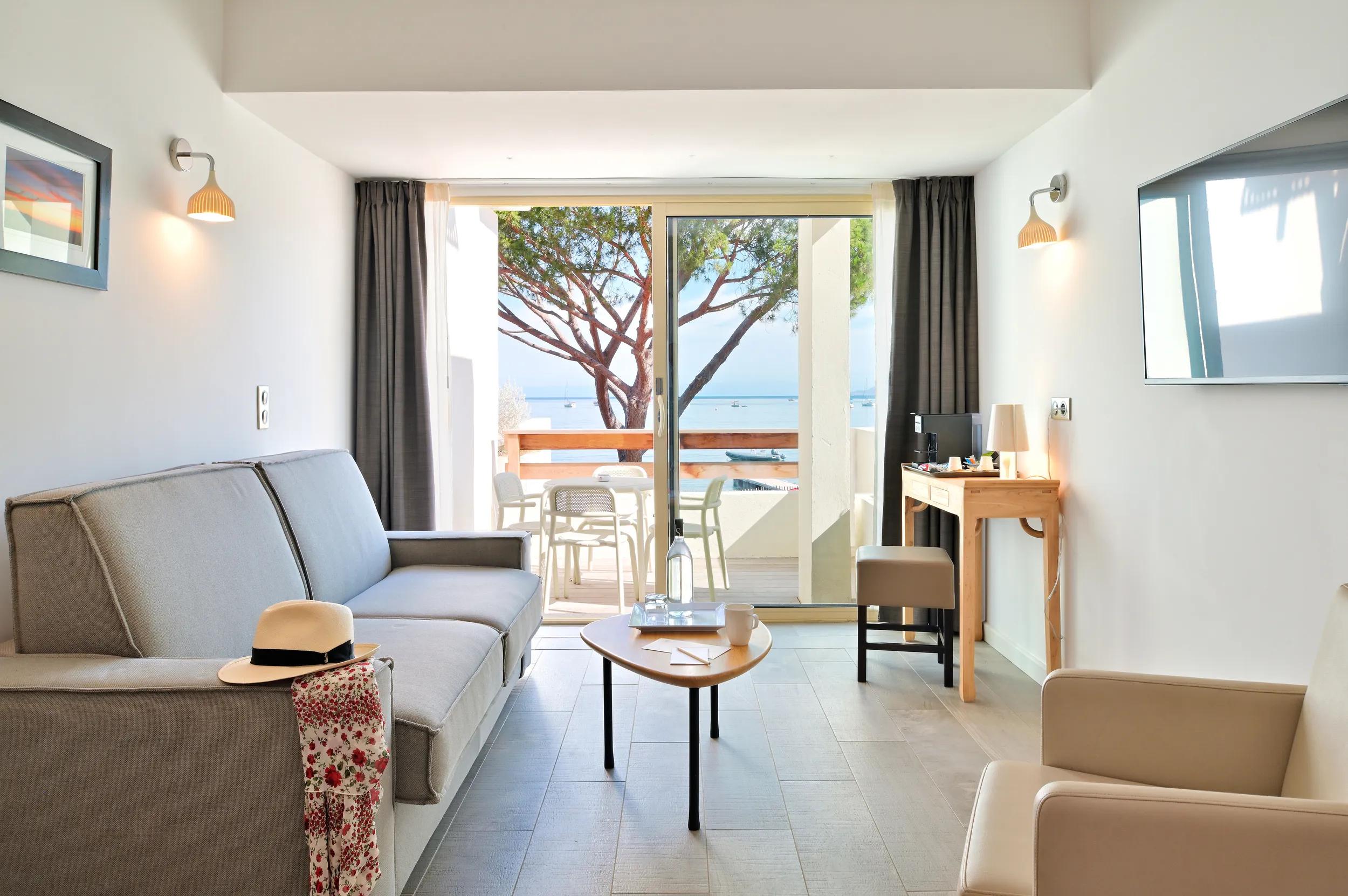 Suite avec salon et vue mer à l'hôtel La Roya