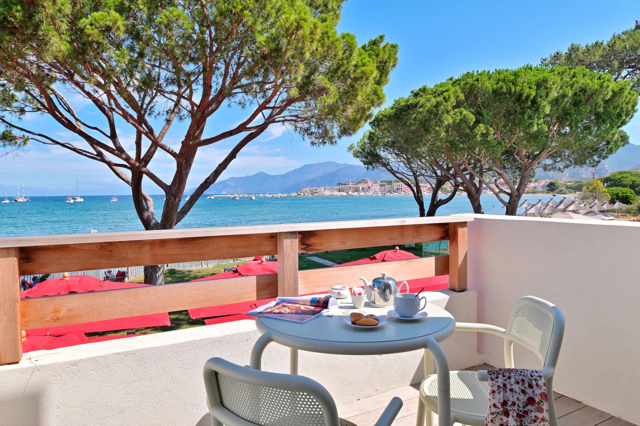 Balcon avec vue mer dans les chambre de l'hôtel La Roya à Saint-Florent