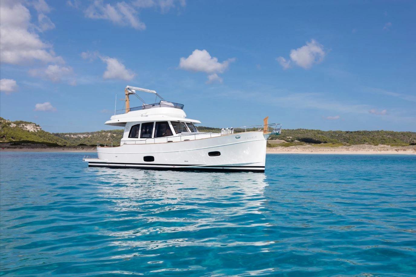 Accédez à des plages de rêves grâce à notre bateau dans notre hôtel 4**** La Roya