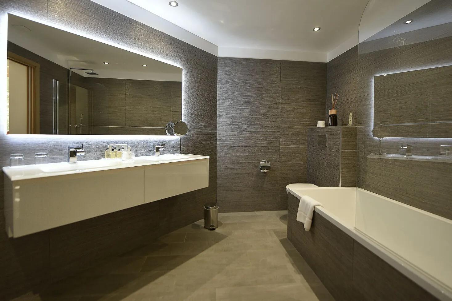 salle de bain avec baignoire à l'hôtel La Roya