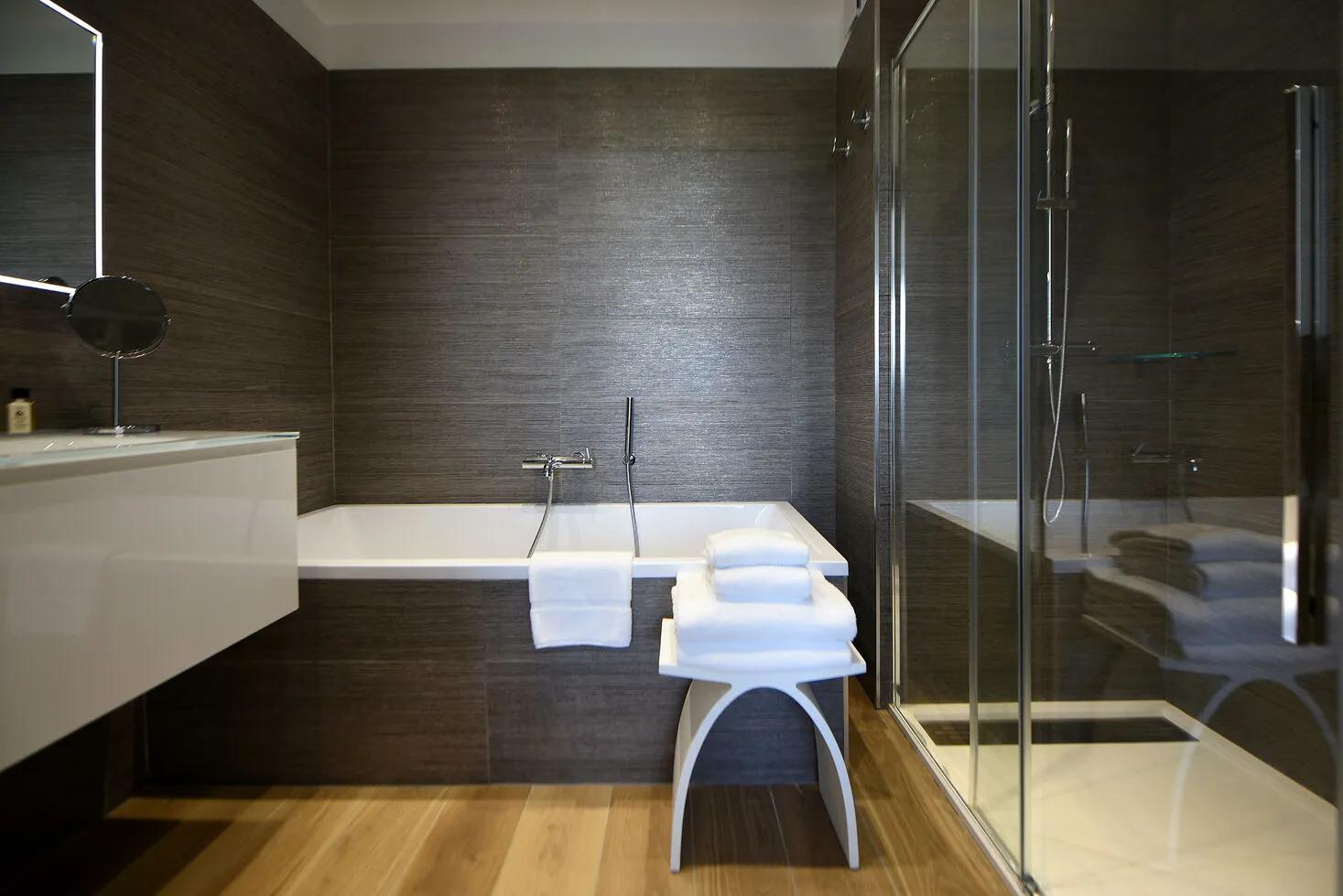 Grande salle de bain dans nos suites spacieuses à Saint-Florent