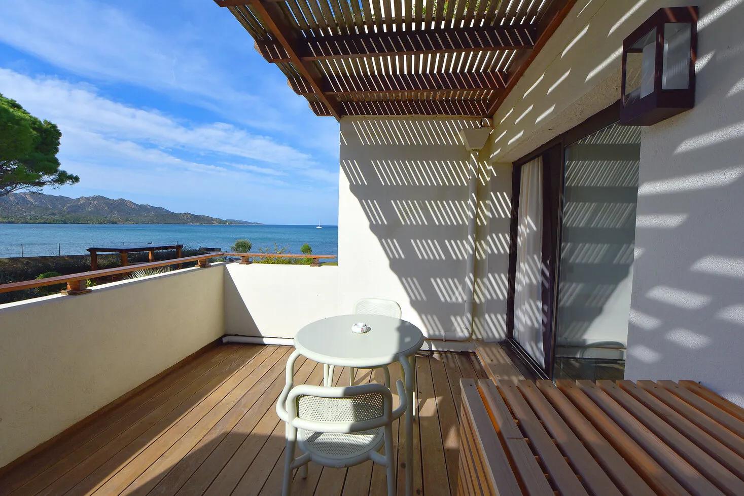 Chambre avec balcon et vue mer à l'hôtel La Roya à Saint-Florent