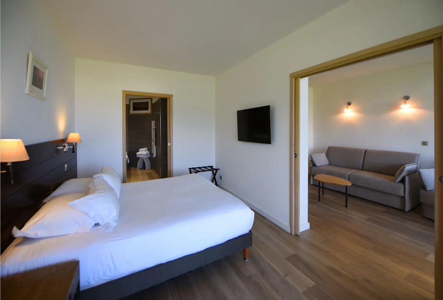 Chambre spacieuse dans les suites de l'hôtel La Roya à Saint-Florent