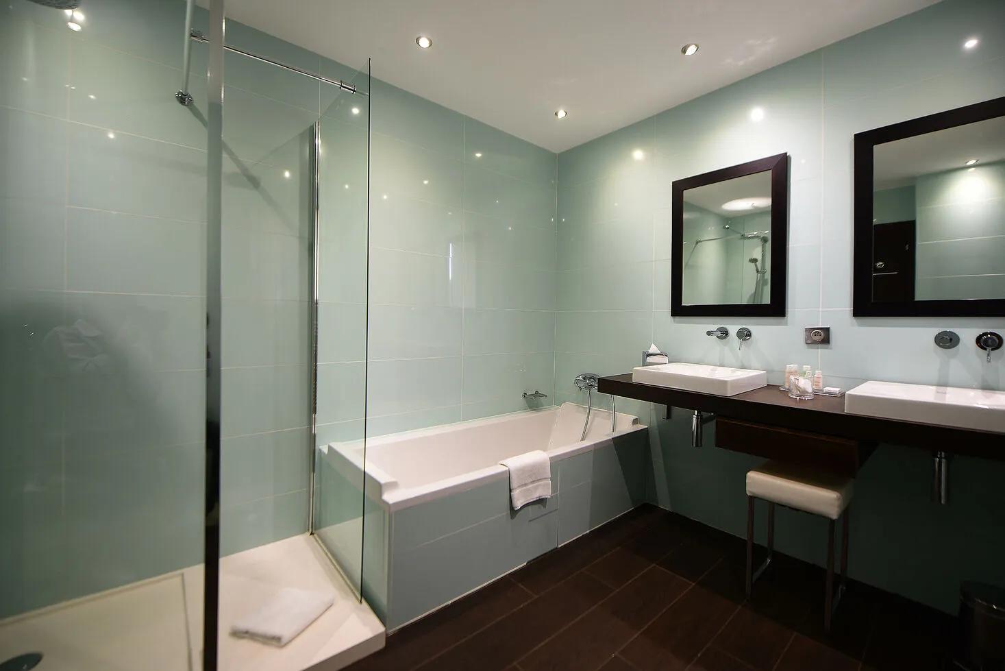 Suite avec grande salle de bain à l'hôtel La Roya à Saint-Florent