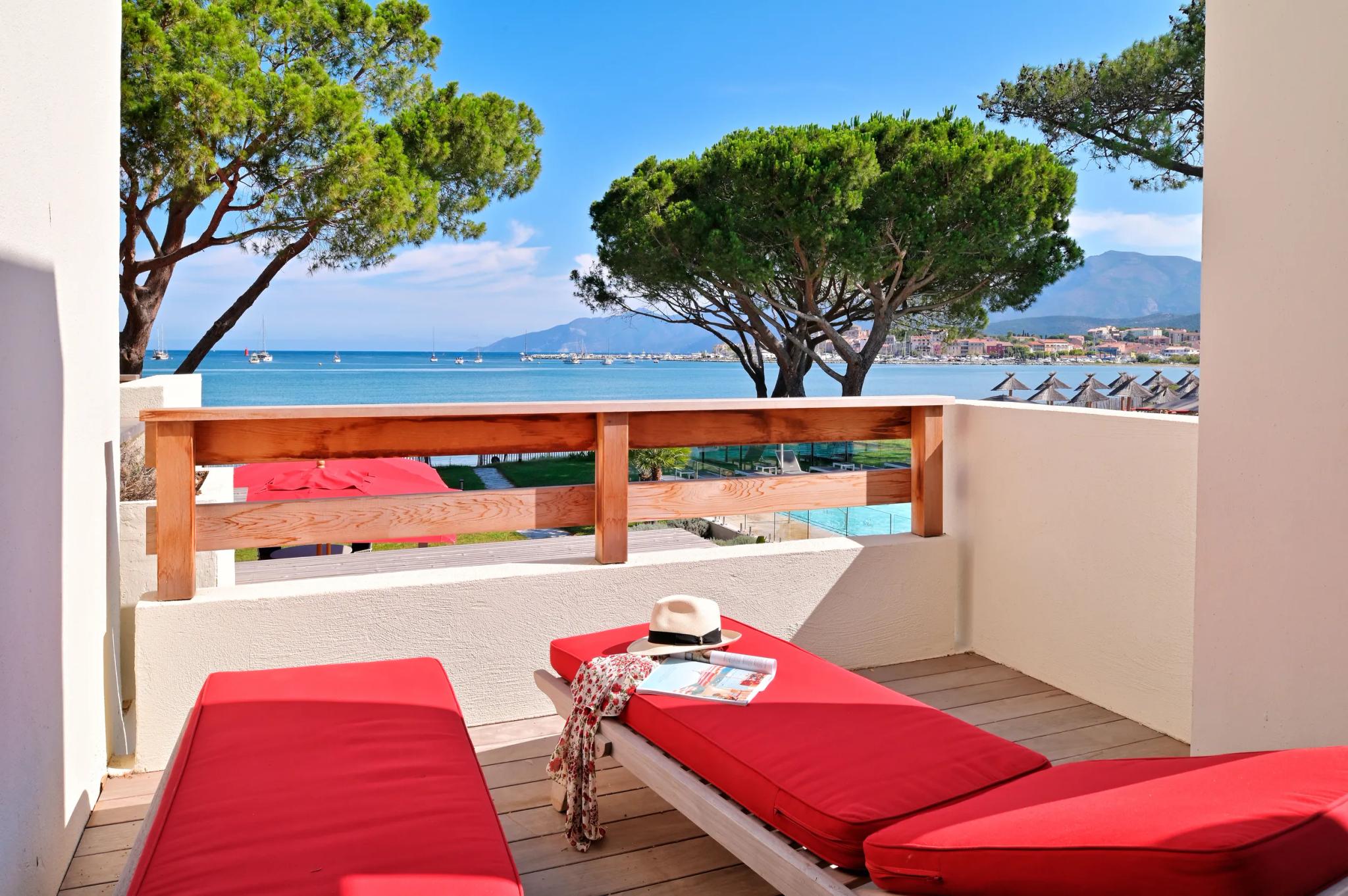 Grand balcon avec vue mer à l'hôtel La Roya à Saint-Florent