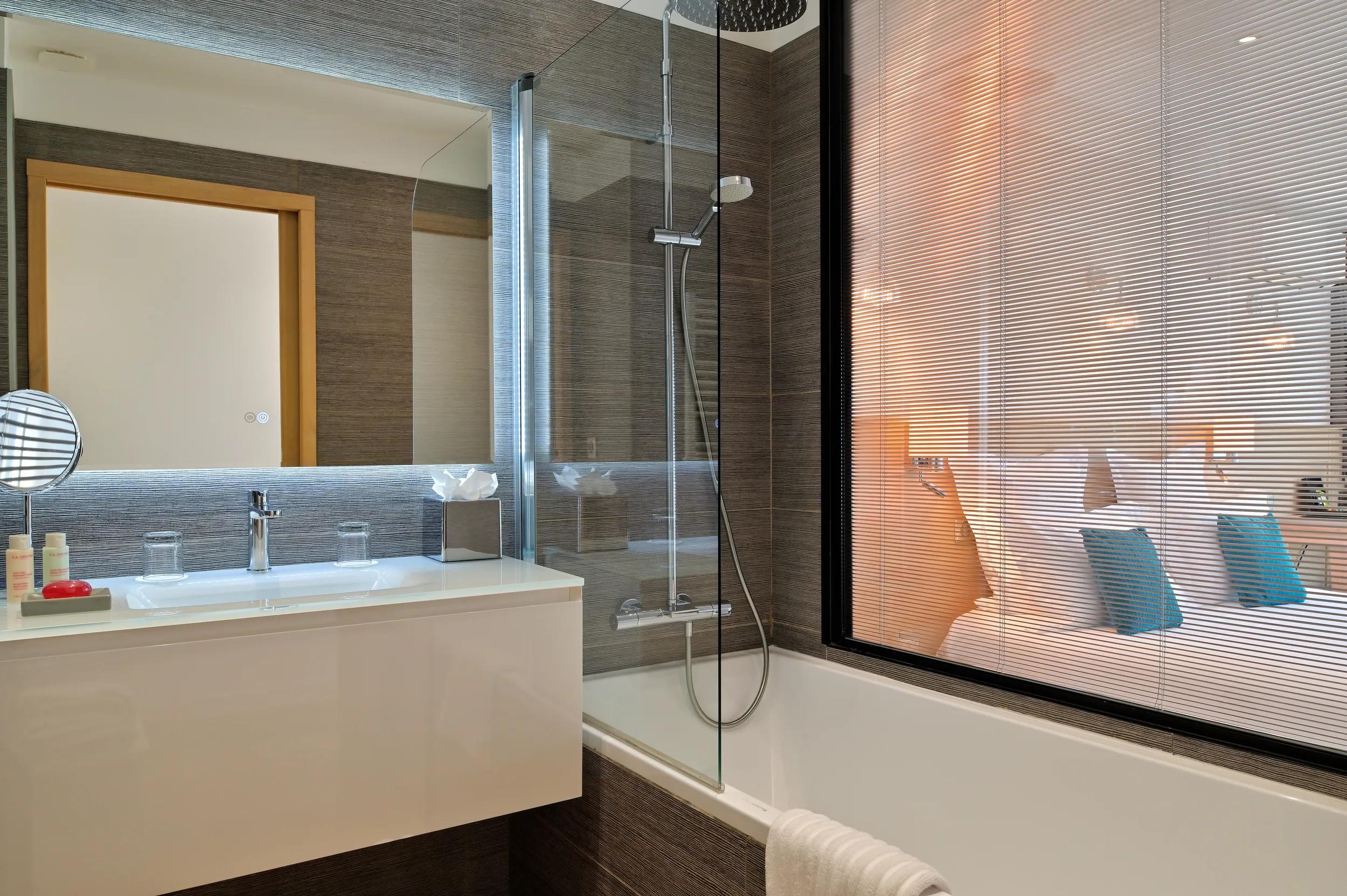 Salle de bain spacieuse dans les chambres de l'hôtel La Roya