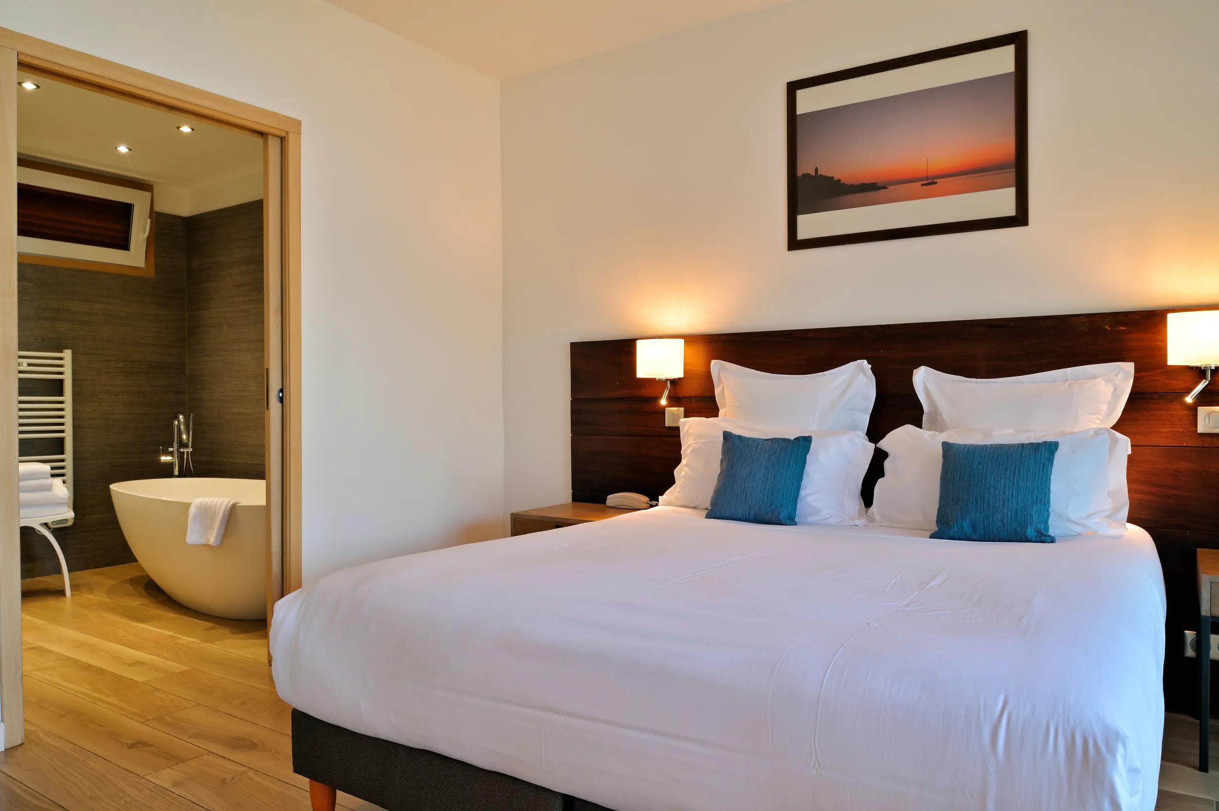 Chambre confortable avec vue mer dans nos suites à l'hôtel La Roya